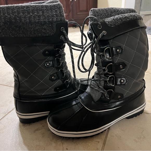 Dream Pairs Shoes - Like new insulated snow boots! Black and gray exterior with fuzzy inside!